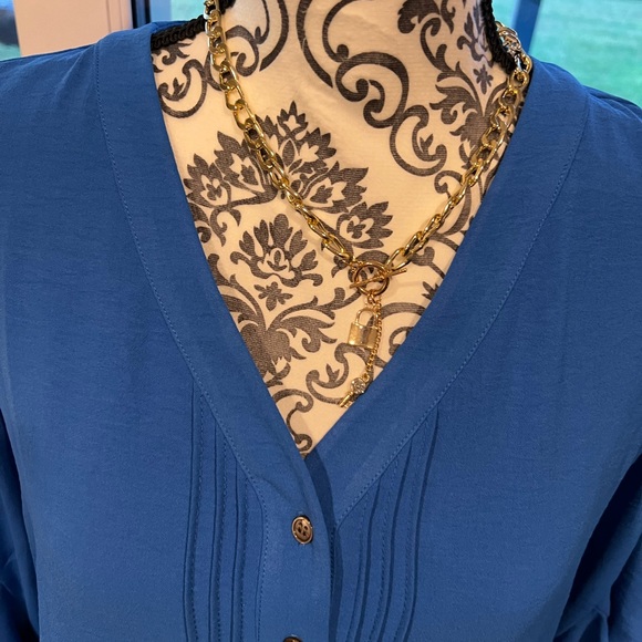 NWOT. Vince Camuto V neck formal top. - Picture 3 of 5